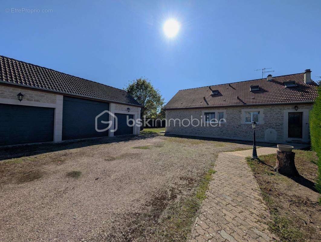 Maison à DUN-SUR-AURON