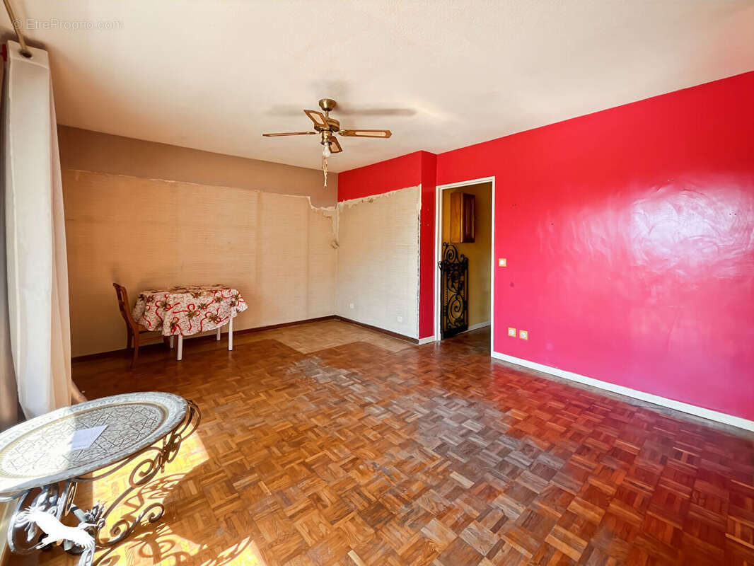 À VENDRE - MARSEILLE 11e (La Montre / La Valentine) - Charmant T2 de 41 m² avec terrasse, vue collines, garage et cave - photo 7