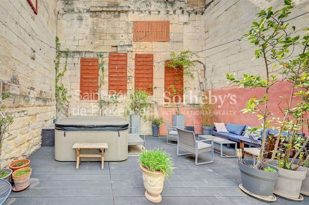 Situé proche d'Avignon, Arles et Saint Rémy de Provence, superbe Hotel particulier du XVème siècle - photo 4
