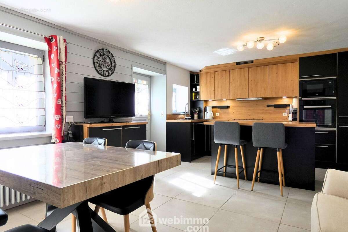 Pour plus de convivalité, elle s?ouvre sur la salle à manger - Appartement à CREST-VOLAND