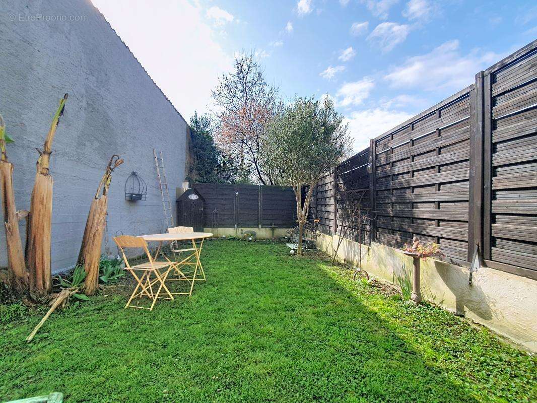 Maison - Mitoyenne - Entièrement rénovée -  Chambres - Terrasse - Jardin - Proche commodités - photo 7