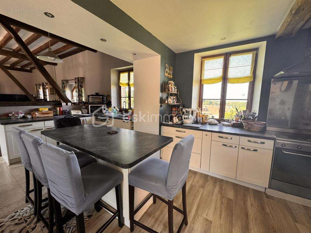 Propriété familiale de 265 m2 avec dépendances - 12 pièces - 9 chambres - photo 6