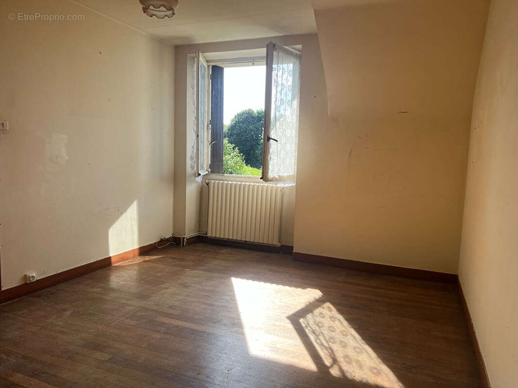 Maison à CHATEAUNEUF-DU-FAOU