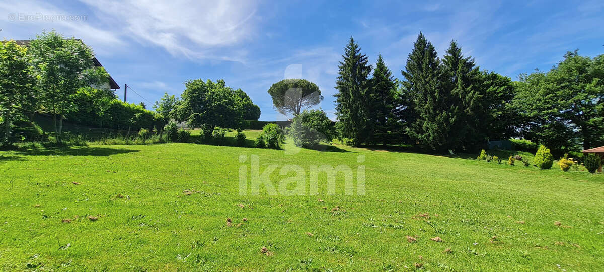 Terrain à SAINT-PIERRE-DE-CHERENNES