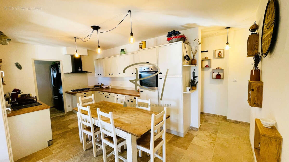 Maison à SAINT-SAUVEUR-DE-CRUZIERES