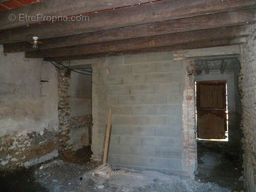 Parking à LA CHAPELLE-MONTMARTIN