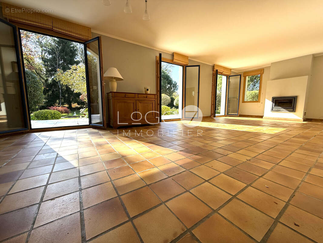 Maison avec vie de plain-pied sur un magnifique parc paysagé - photo 2