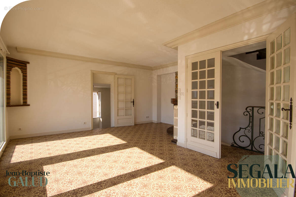 Immeuble dans le centre ville de Carmaux - 1 local commercial et 1 grand appartement - photo 3