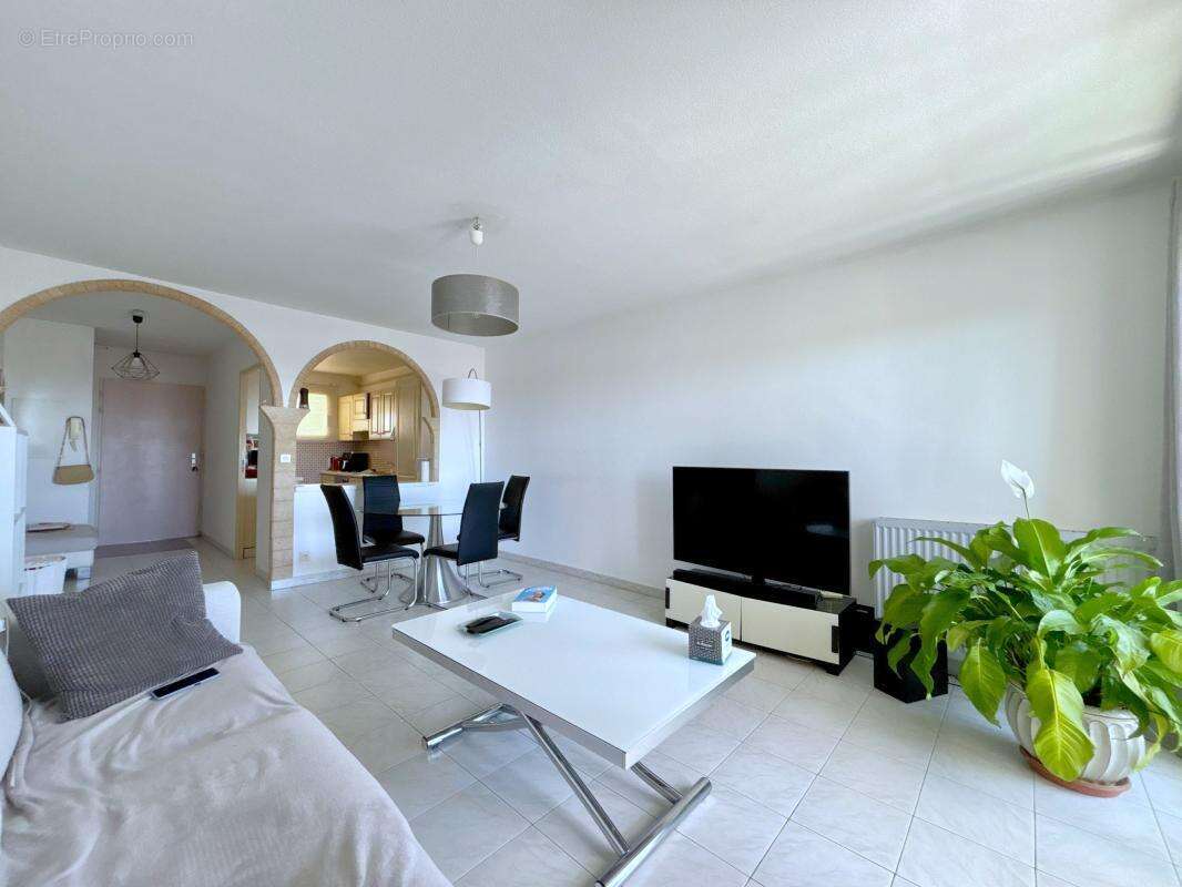 Appartement à SAINT-LAURENT-DU-VAR