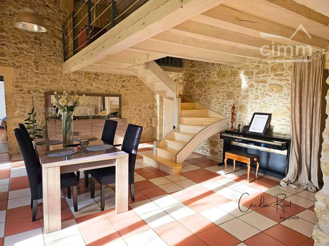 Maison à SAINT-CHRISTOLY-DE-BLAYE