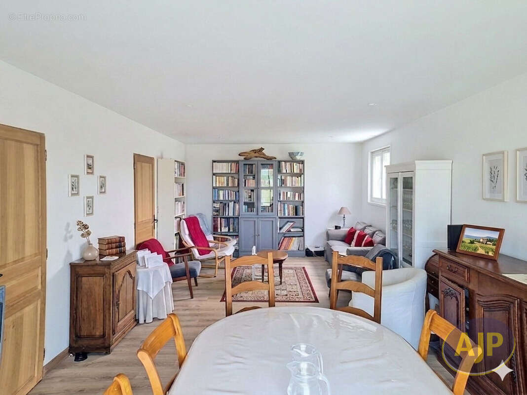 Maison Montaigu Vendee 5 pièce(s) 142 m2 - photo 2