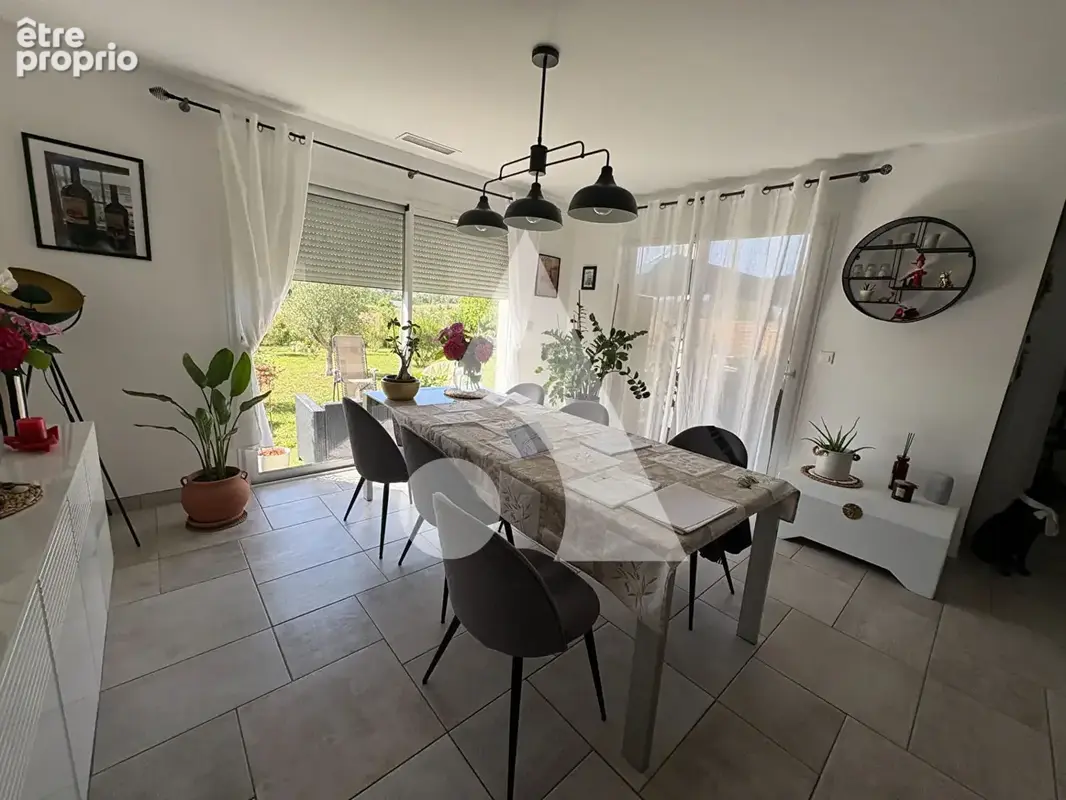Maison récente de plain-pied avec gîte, sans vis-à-vis, terrain arboré de 1 033 m² et voie verte à proximité : un bien rare à Sa - photo 10