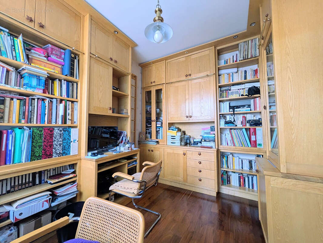 Maison d'architecte familiale de 170 m² avec jardin, terrasses et double garage dans un quartier résidentiel recherché - photo 10
