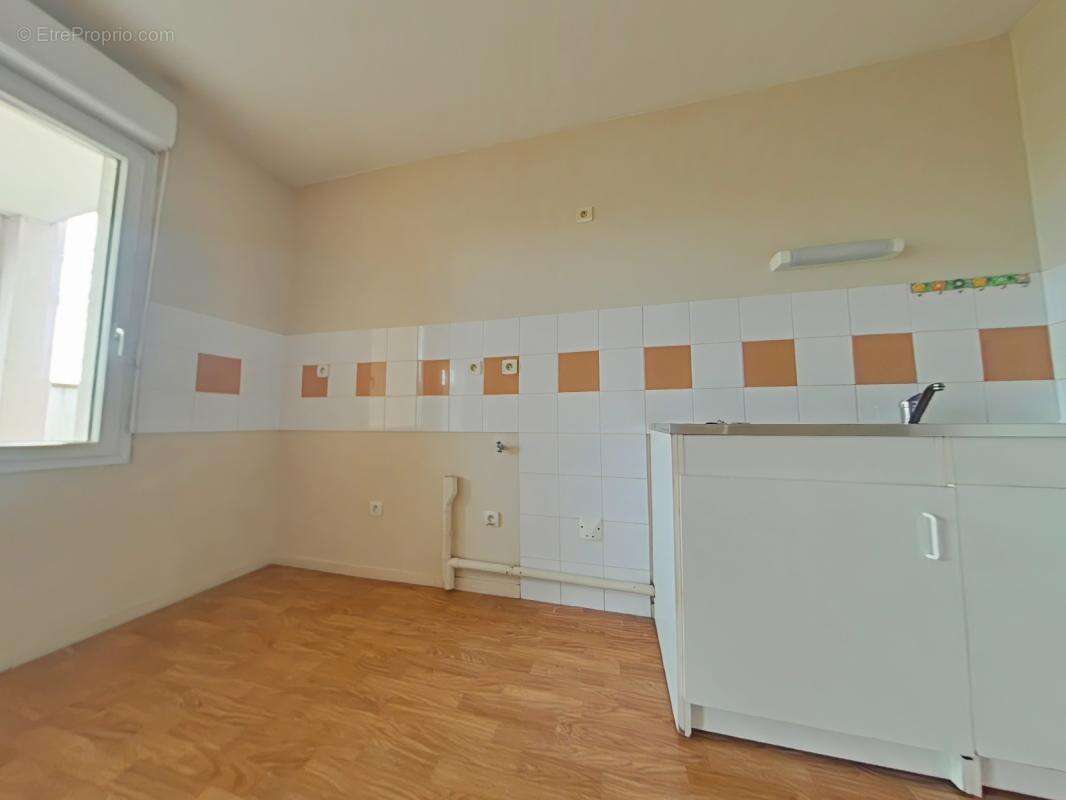 Appartement à PINS-JUSTARET