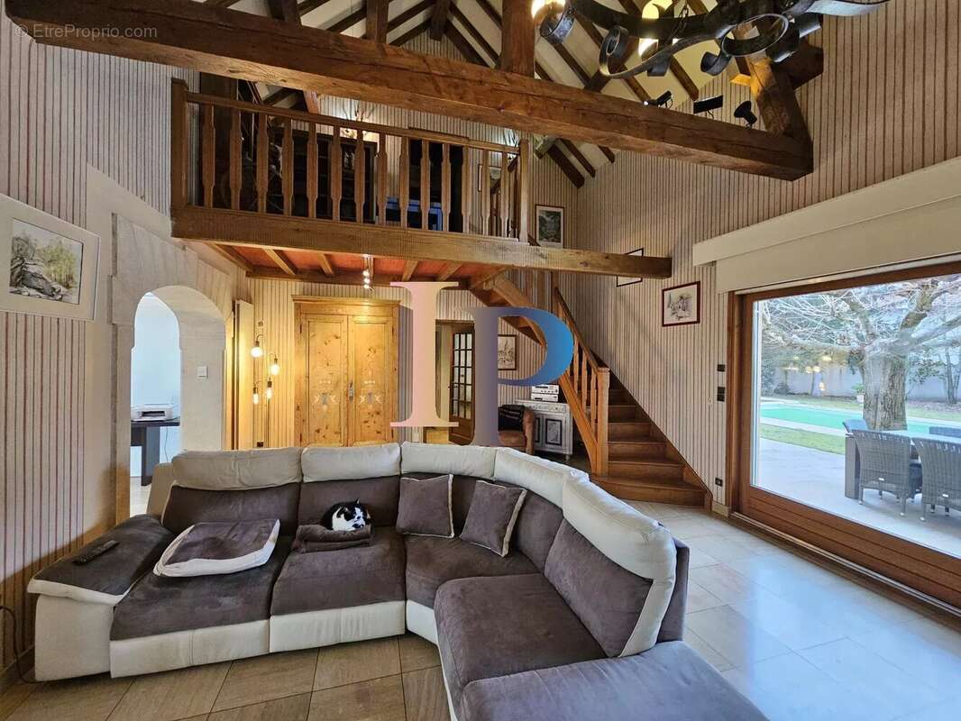 Maison à POUILLY-SOUS-CHARLIEU