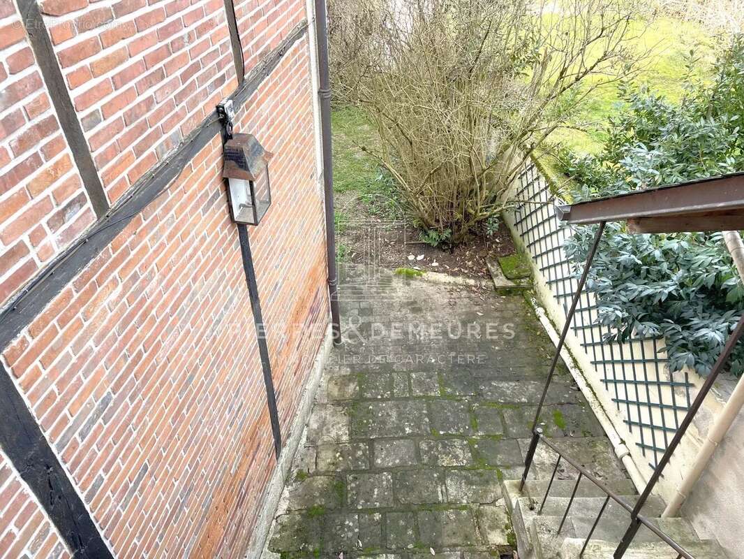 Bâtisse de caractère à rénover – deux logements et fort potentiel - photo 17