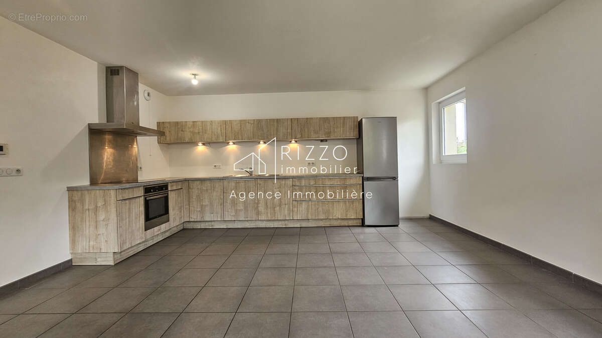 Appartement à PERON