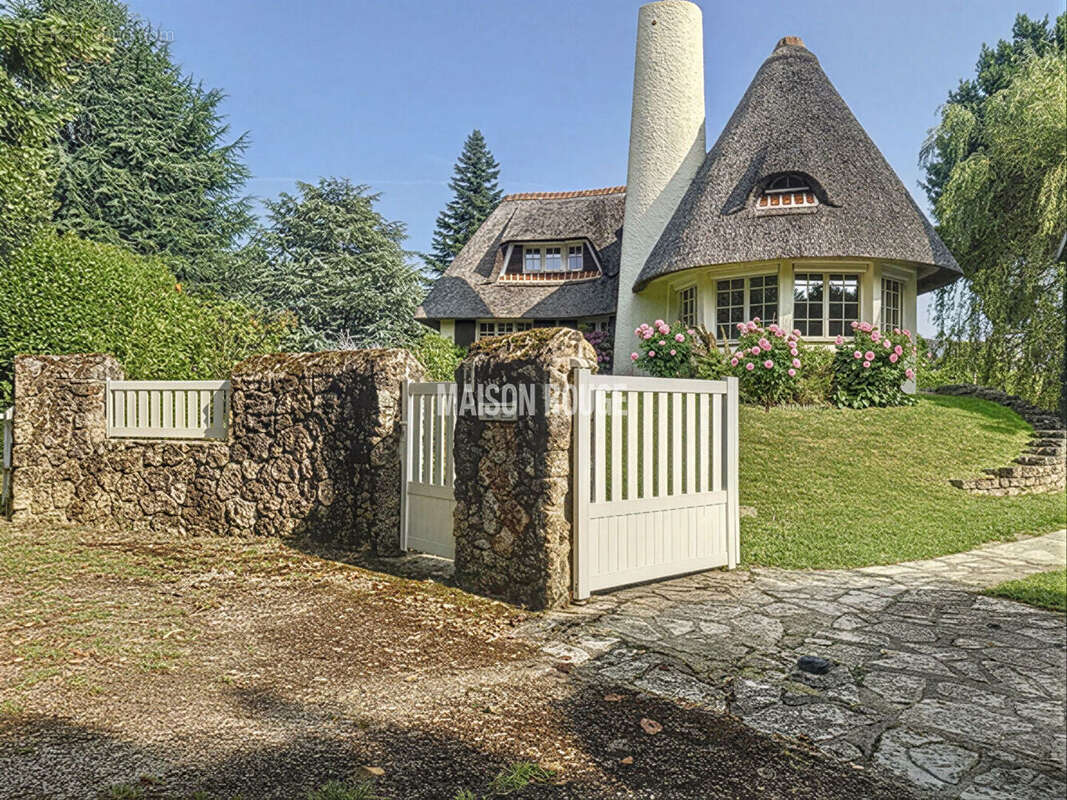 Maison à LE MESNIL-SAINT-DENIS