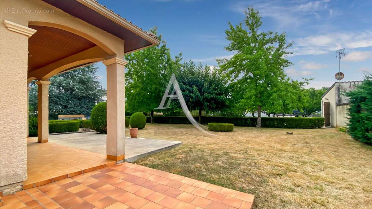 Maison de plain-pied avec jardin paysagé et dépendance à Saint-Vite - photo 8