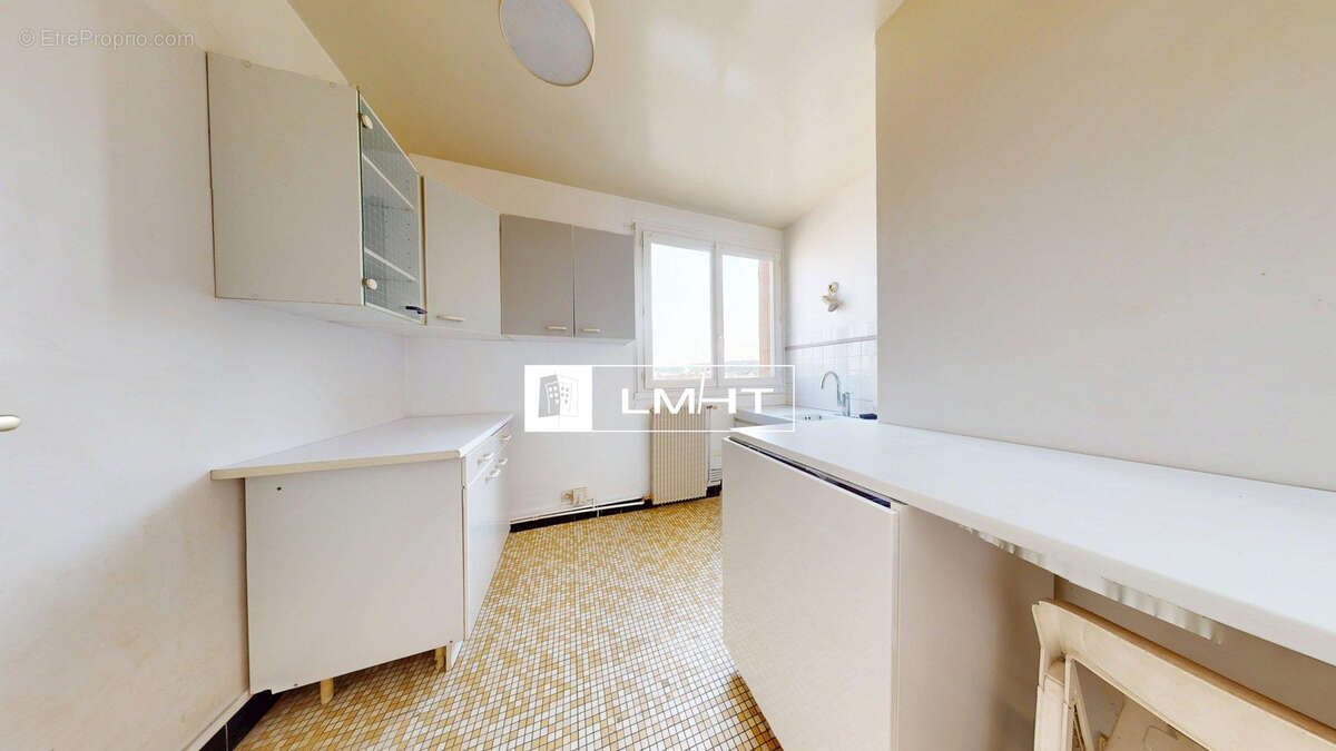 Dernier étage, vue dégagée plein Sud et beau potentiel pour ce studio de 32 m2 - photo 6
