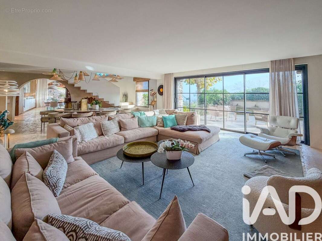 Maison 245 m² à La Mole  - photo 8