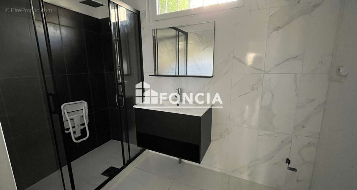 A vendre - Maison 8 pièces - proche commerces et transports - photo 6