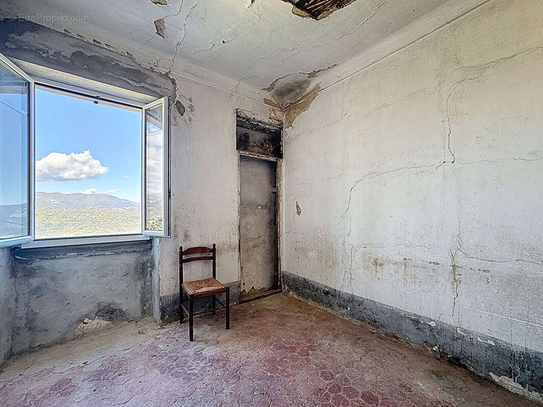 Maison à CHATEAUNEUF-VILLEVIEILLE