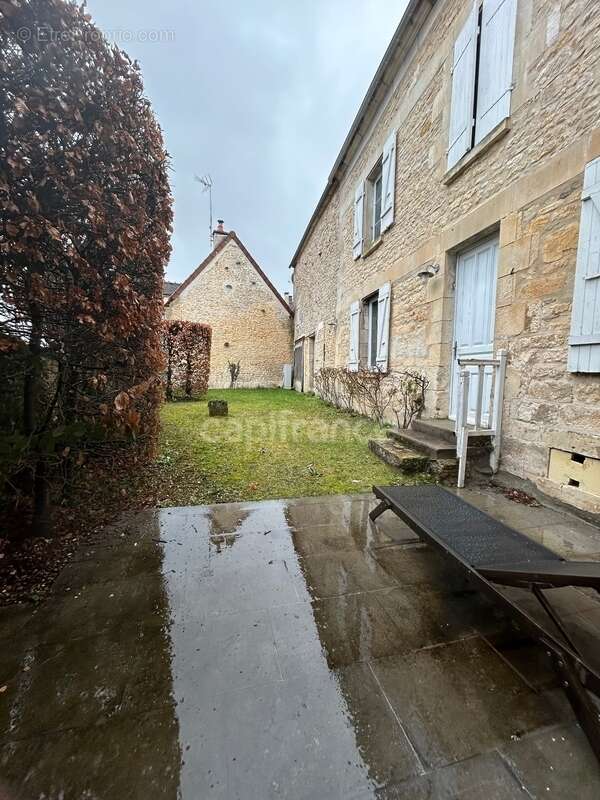 Maison en pierres 5 pièces à Étais-la-Sauvin 89, beaux volumes et cachet - photo 3