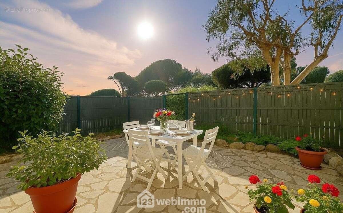 Un extérieur ensoleillé pour profiter pleinement de chaque instant, entre détente et convivialité. - Appartement à SAINTE-MAXIME