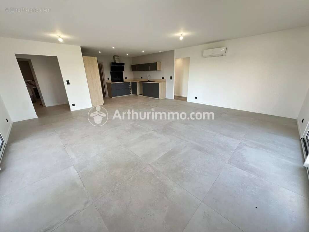 Maison à LEGUILLAC-DE-L'AUCHE