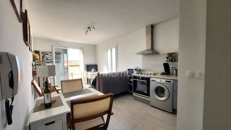  Appartement T2 rénové avec terrasse – Centre-ville de Sausset-les-Pins – A deux pas de la plage - photo 3