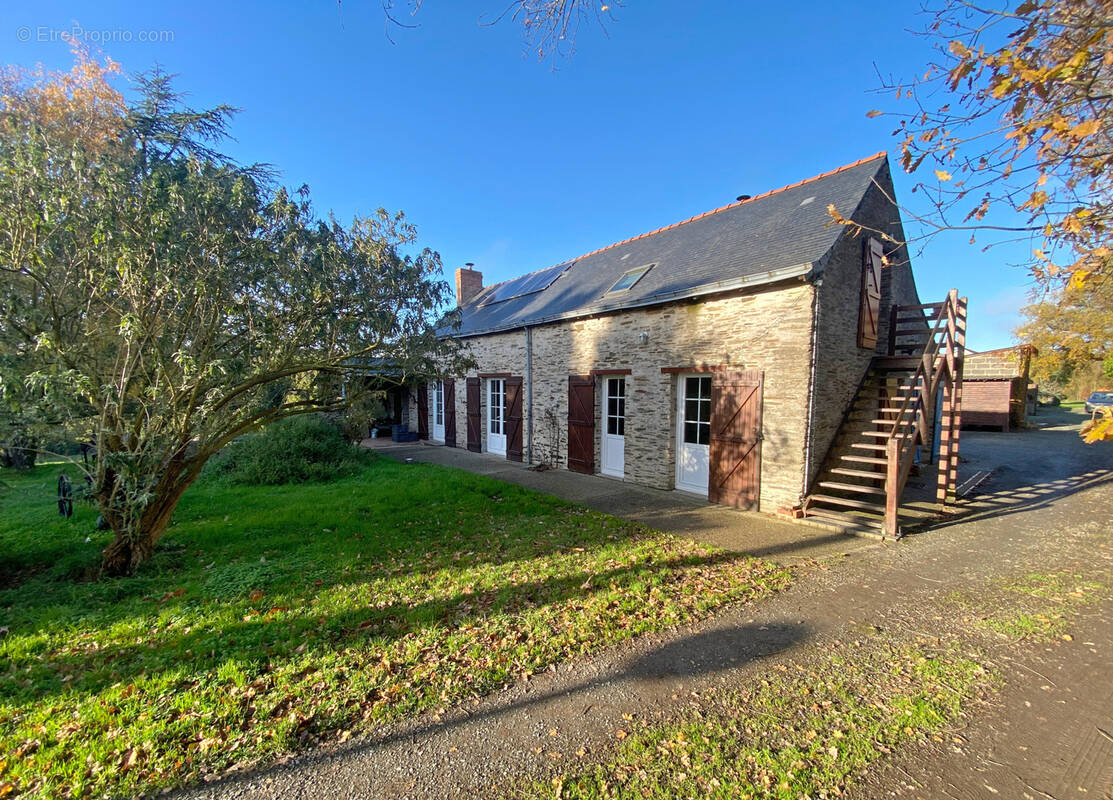 Maison à SAINT-CLEMENT-DE-LA-PLACE