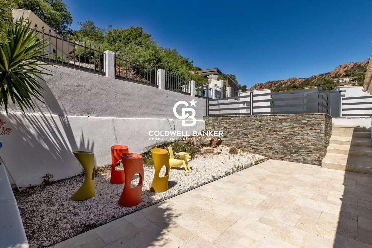 Située dans un domaine privé et sécurisé d’Agay à Saint-Raphaël, opportunité d’investissement rare sur la Côte d’Azur, alliant e - photo 36