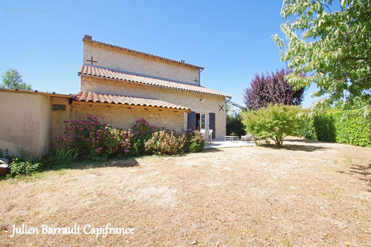 Maison familiale en pierre de 150m² avec 3 chambres rénovée en 2006 sur un terrain arboré et clos de 1617 m² - photo 2