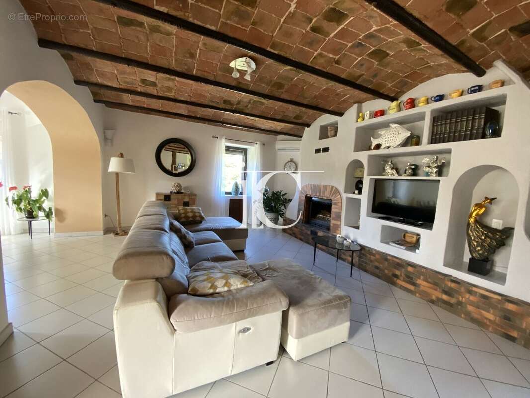 Mas 140m2 renove + 317 m2 dependances, piscine sur 3235 m2. - photo 5