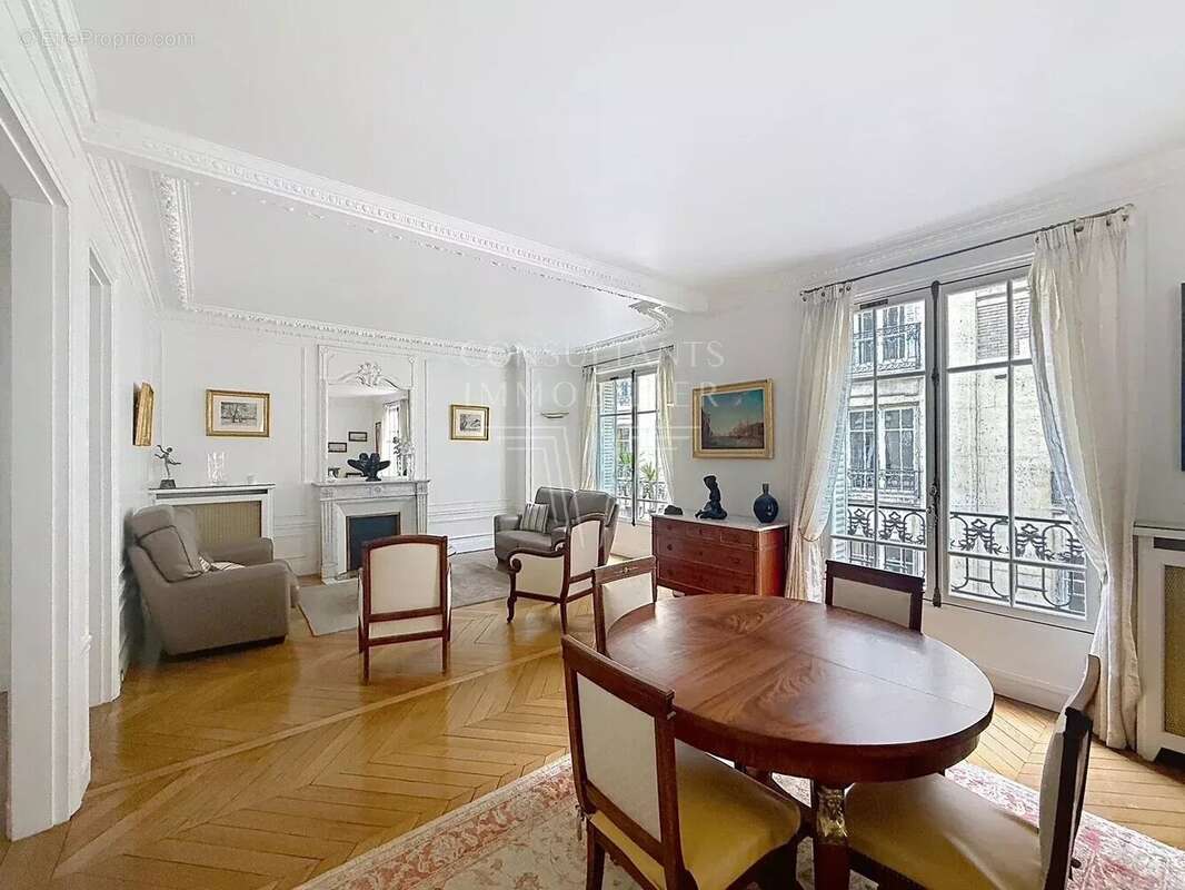 Appartement à PARIS-16E