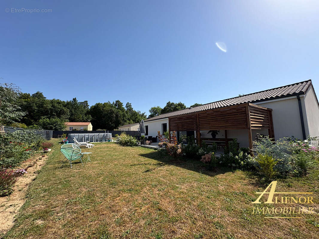 Maison à CREYSSE
