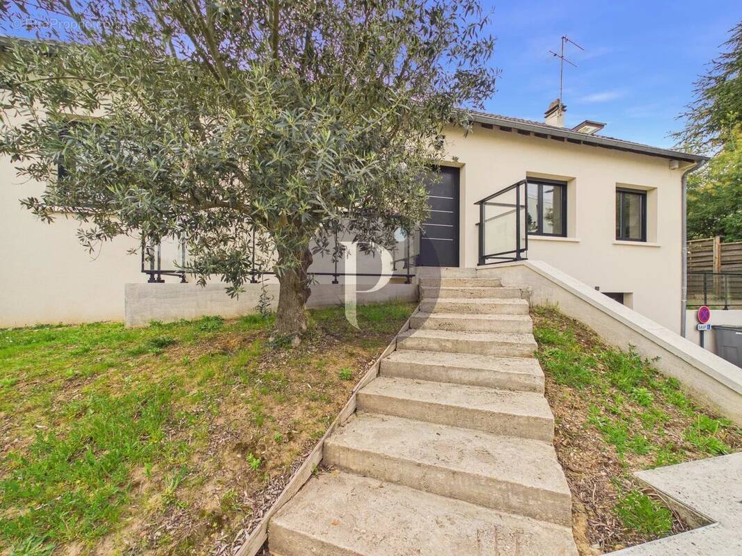 Maison à VERRIERES-LE-BUISSON