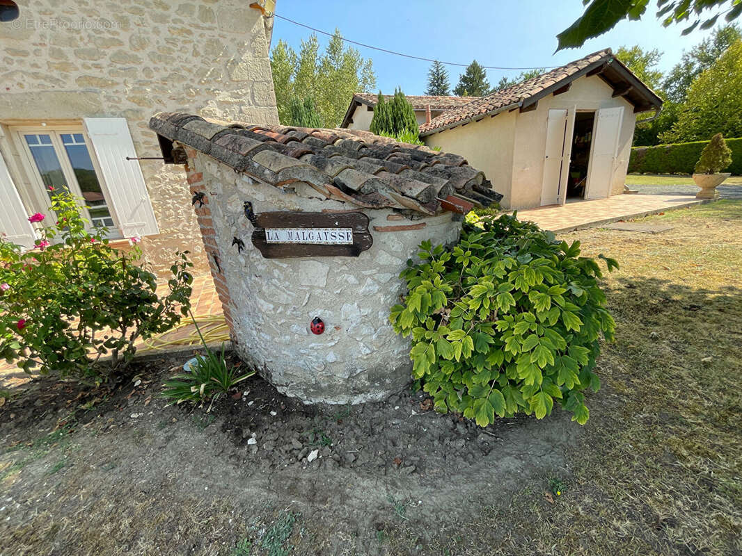 Maison en pierre 1833 de plain-pied avec dépendances - photo 16