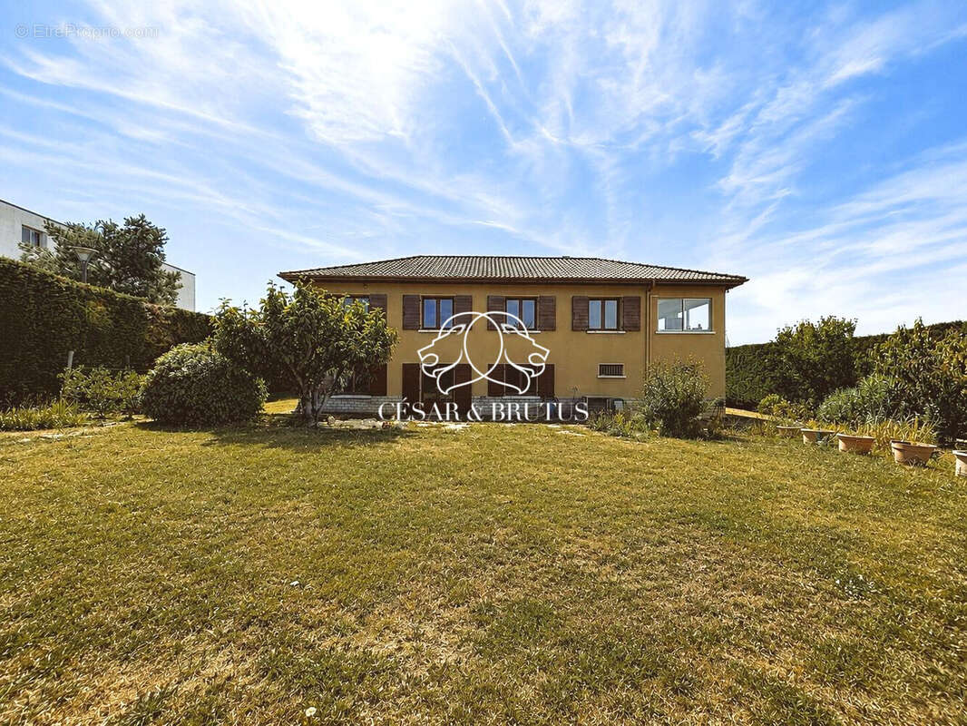Maison à LA TOUR-DE-SALVAGNY