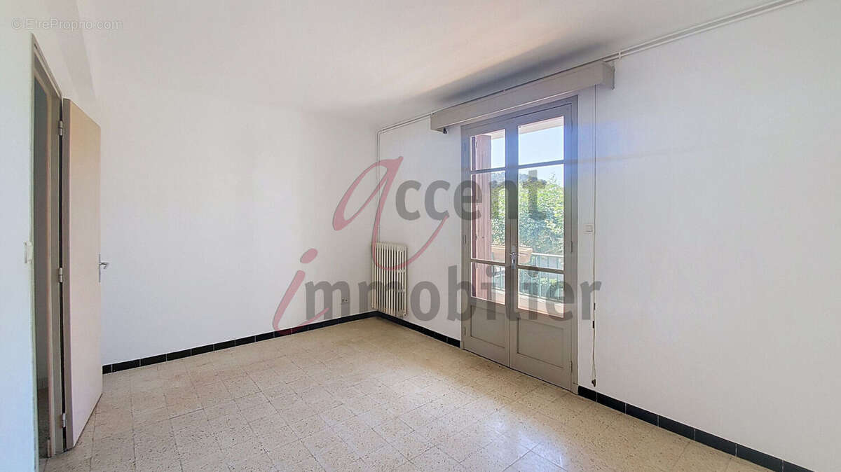 Chateaurenard : Appartement de 3 chambres avec triple balcons et parking privé - photo 9