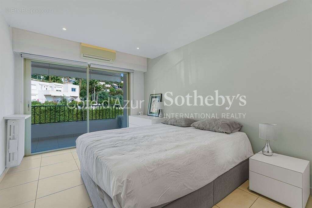 Golfe-Juan, appartement rénové en étage élevé avec terrasse et vue mer panoramique - photo 9