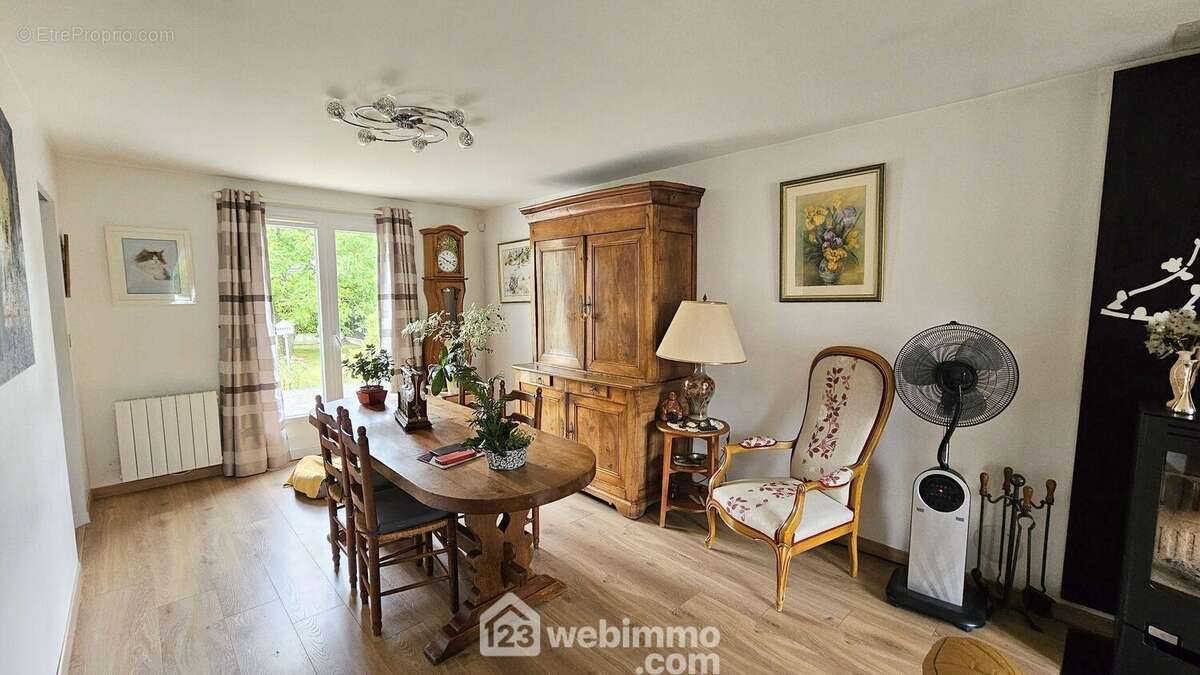 Un espace salle à manger avec un accès sur la terrasse. - Maison à MILLY-LA-FORET