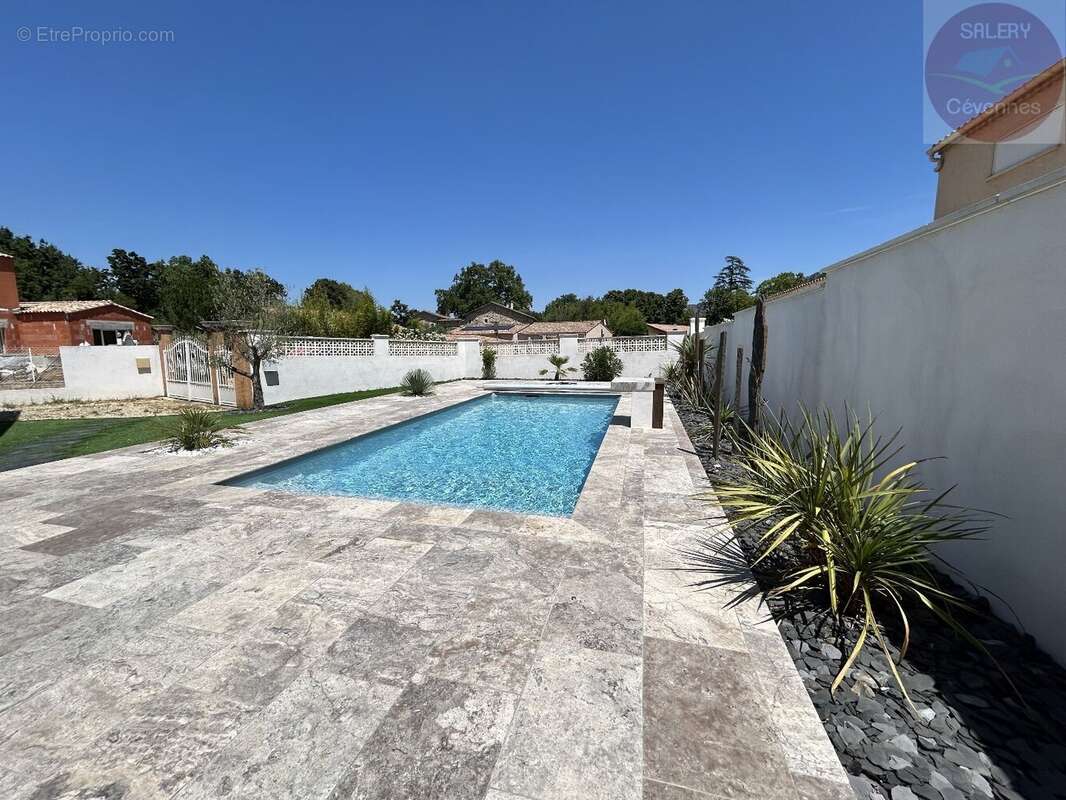 Une maison prête à vivre avec jardin paysager et piscine - photo 5