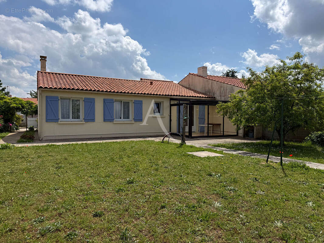 Maison à CHAMPAGNE-LES-MARAIS