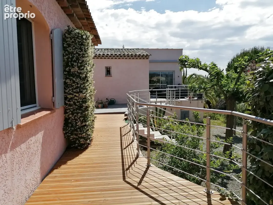 Bagnols-en-Forêt   Deux villas sur un terrain arboré de 2 598 m2 avec piscine et double garage - photo 10