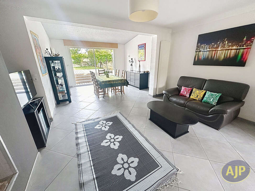 Maison à SAINT-MACAIRE-EN-MAUGES