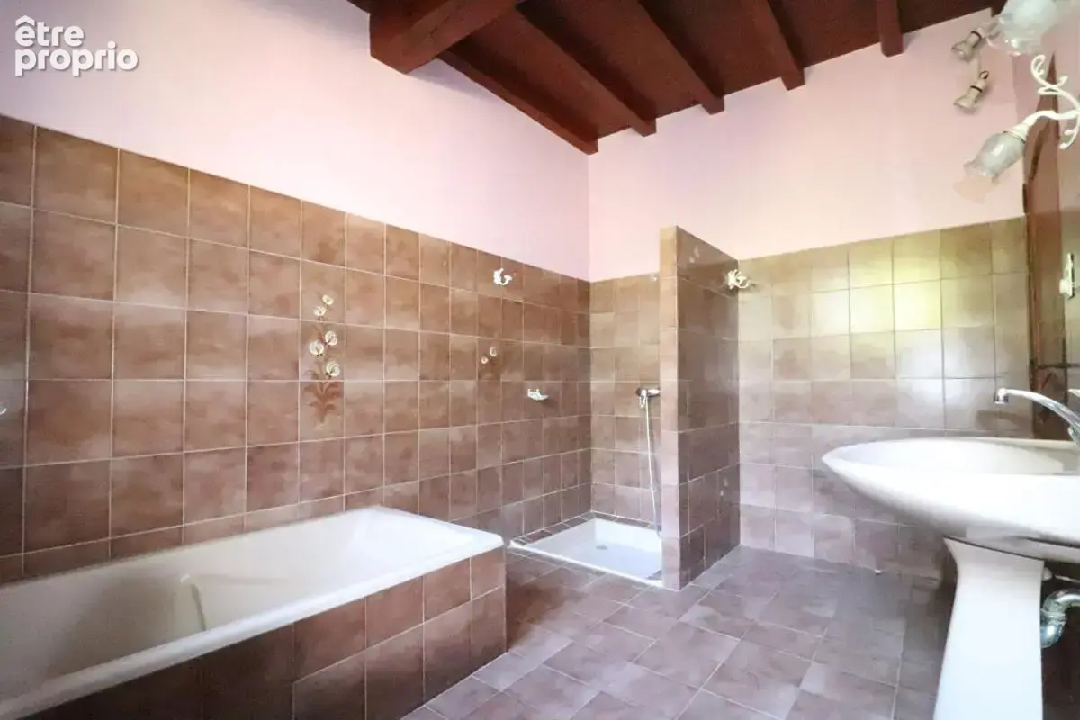 ARLES  Quartier Gimeaux  Maison de  200 m² sur 8 000 m² de terrain - photo 5
