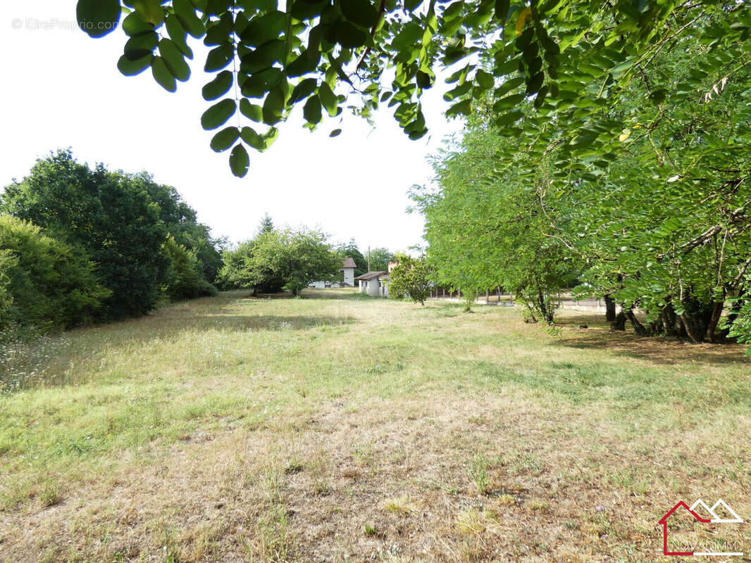 Maison 135 m² à Saint-Front-De-Pradoux  - photo 3
