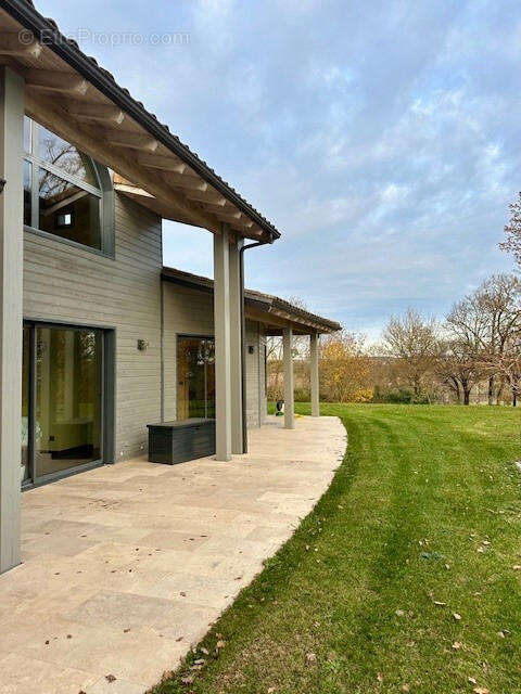 terrasse en travertin - Maison à MAUVEZIN